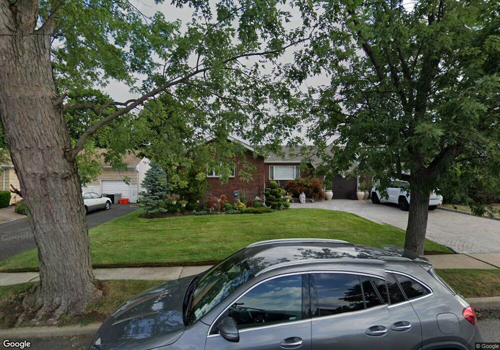 822 Princeton Rd, Franklin Square, NY 11010 - photo 1