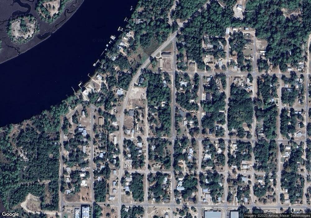 510 W 10th St, Carrabelle, FL 32322 - photo 1