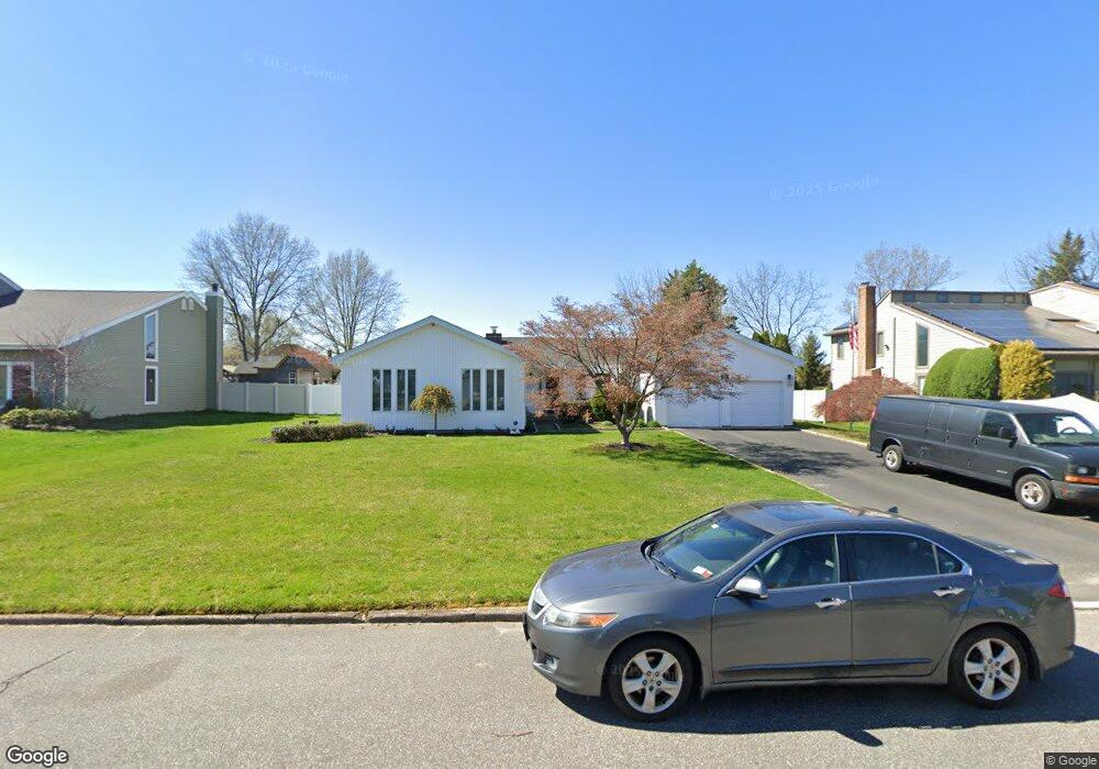 23 Long Meadow Rd, ComMacK, NY 11725 - photo 1