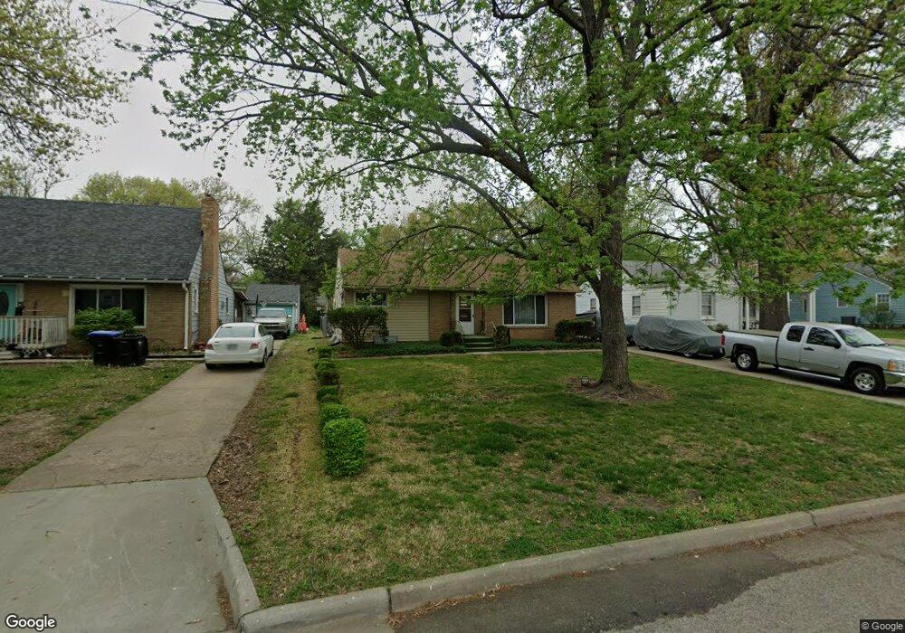 921 SW Cambridge Ave, Topeka, KS 66606 - photo 1