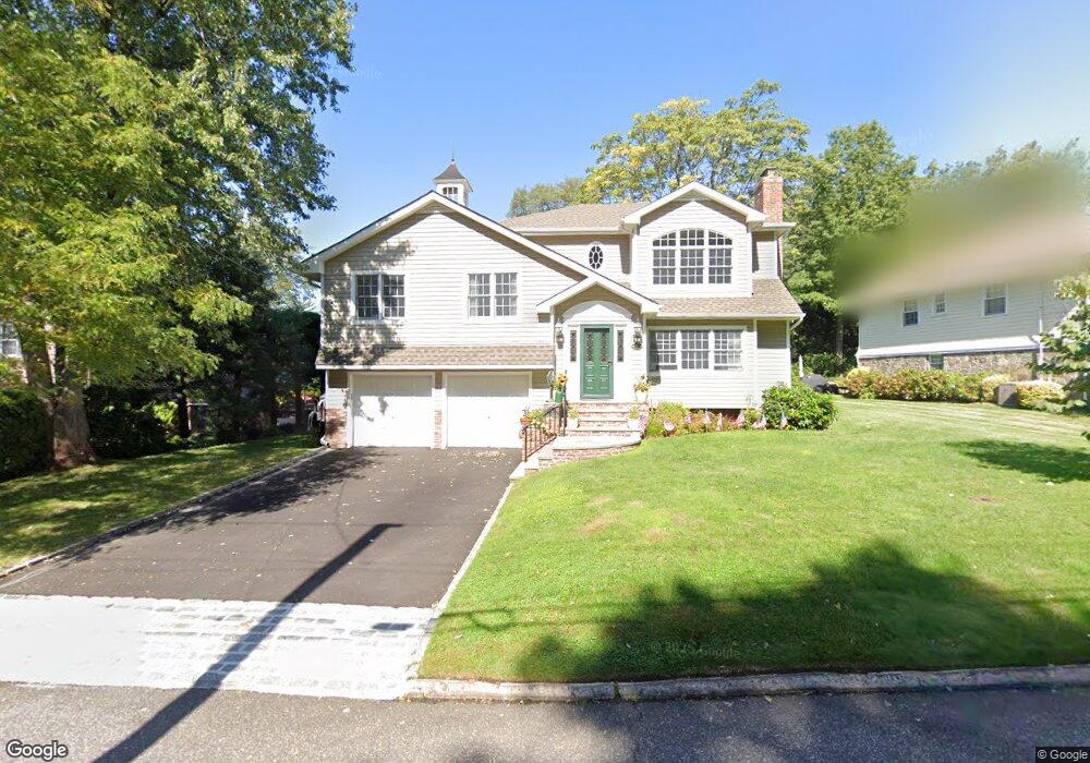 4 Bayview Cir, Manhasset, NY 11030 - photo 1