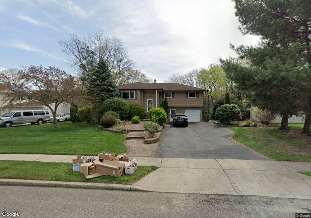 145 Hayrick Ln, ComMacK, NY 11725 - photo 1