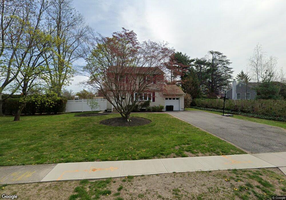 2 Hayrick Ln, ComMacK, NY 11725 - photo 1