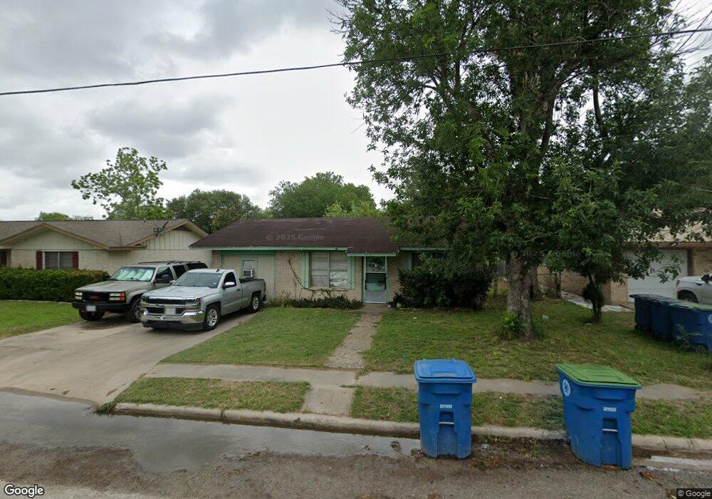 904 W Flournoy St, Beeville, TX 78102 - photo 1