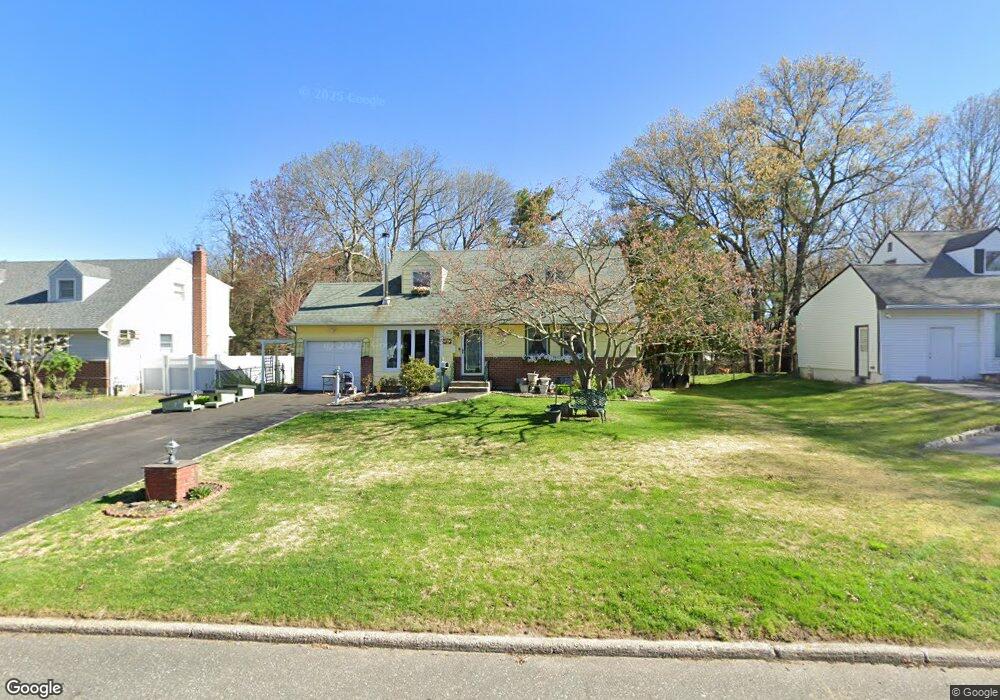 43 Crocus Ln, ComMacK, NY 11725 - photo 1