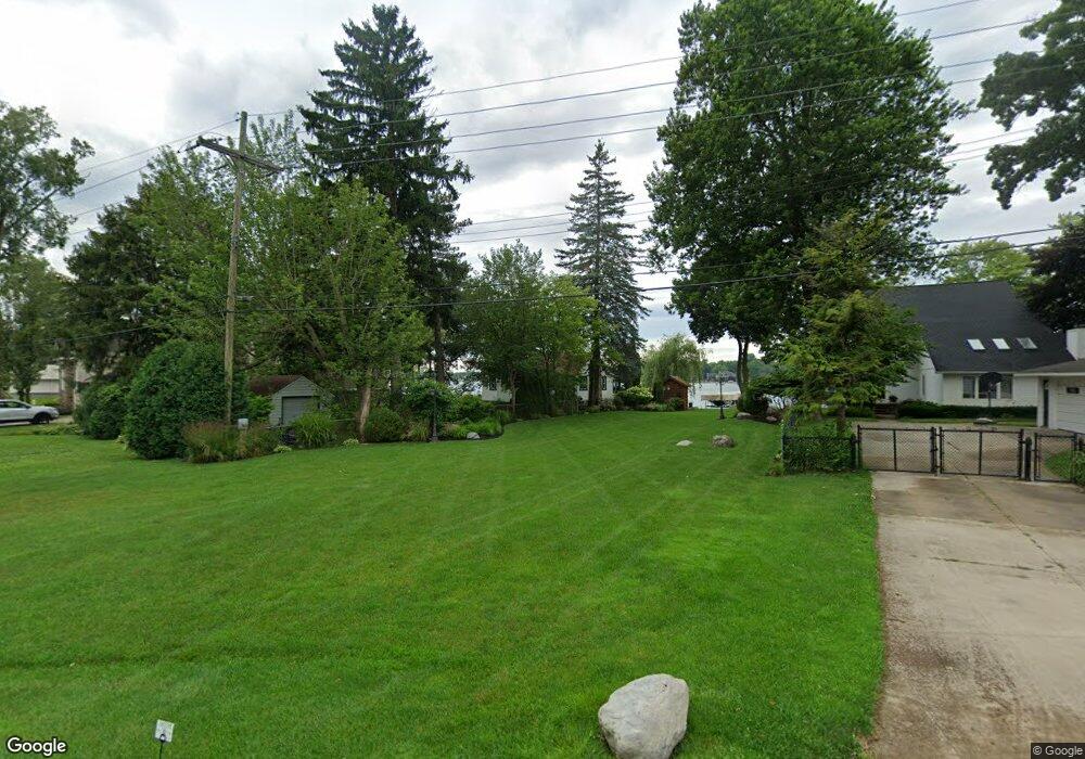 7692 Barnsbury Dr, West Bloomfield, MI 48324 - photo 1