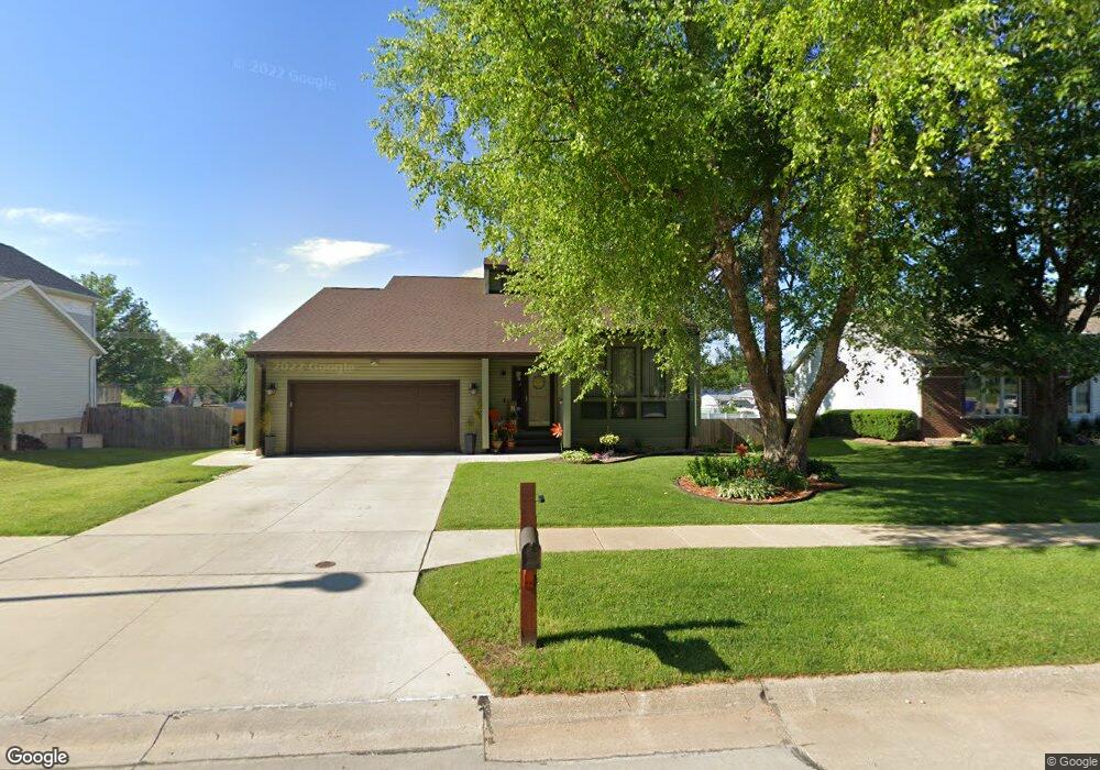 2603 Camelot Ave NW, Cedar Rapids, IA 52405 - photo 1