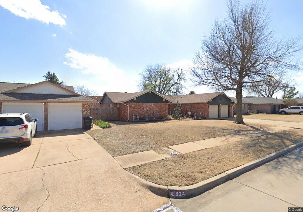 920 NE 4th St, Moore, OK 73160 - photo 1