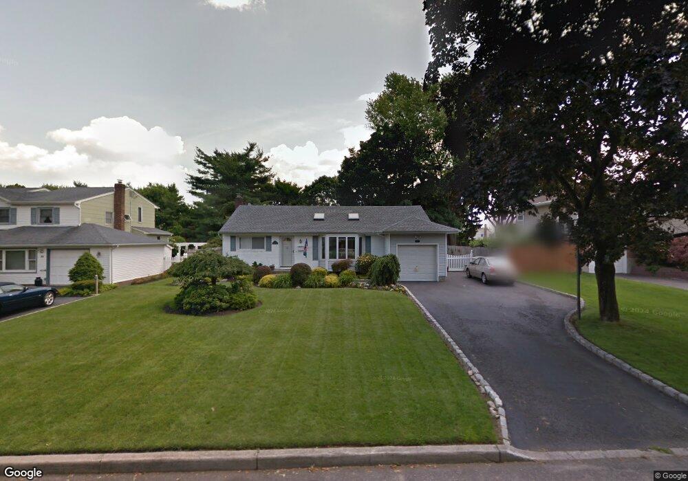 20 Crabapple Ln, ComMacK, NY 11725 - photo 1