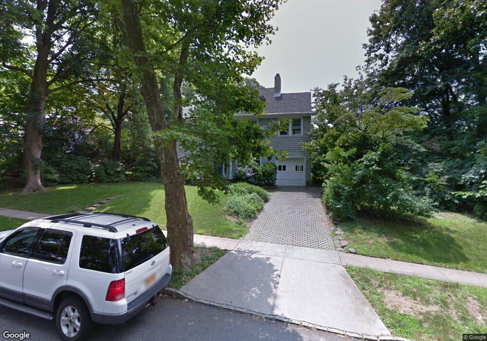 180 Hill Park Ave, Great Neck, NY 11021 - photo 1