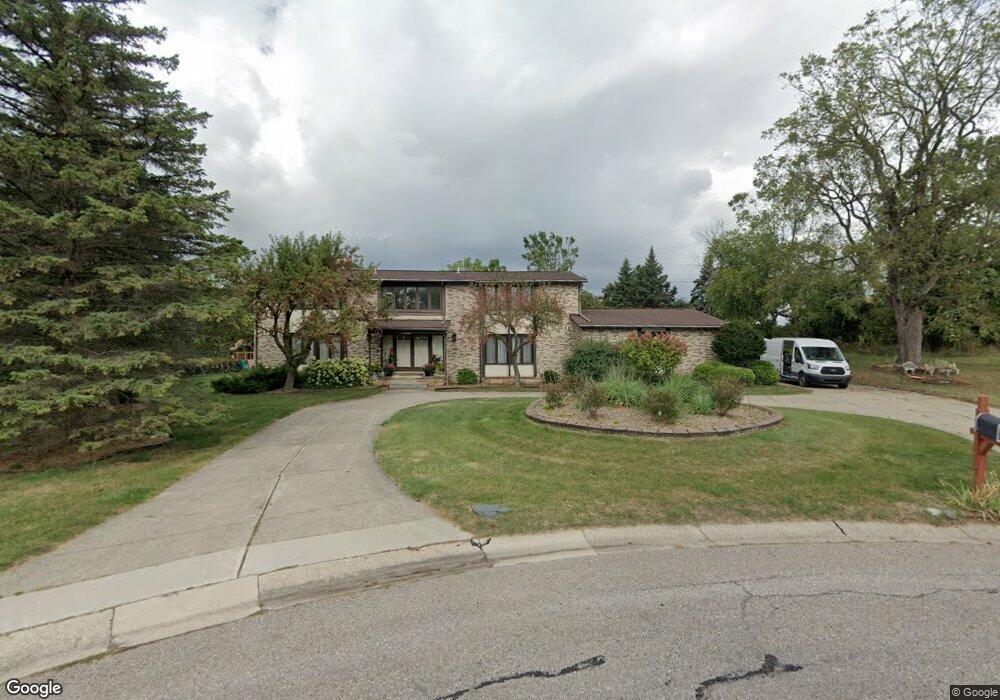 1934 Foxfire Ct, Bloomfield Hills, MI 48302 - photo 1
