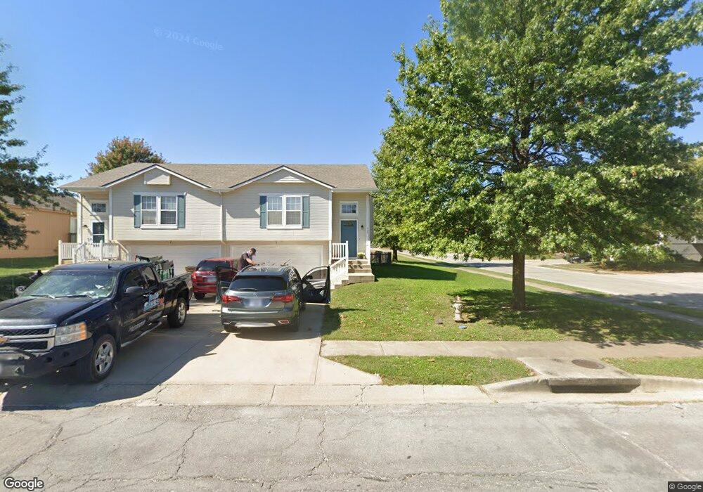 524 Regina Ct, Raymore, MO 64083 - photo 1