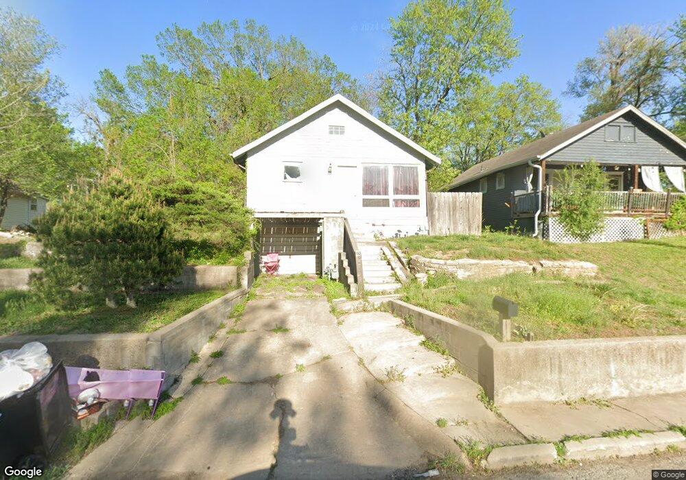 2426 SW Fillmore St, Topeka, KS 66611 - photo 1