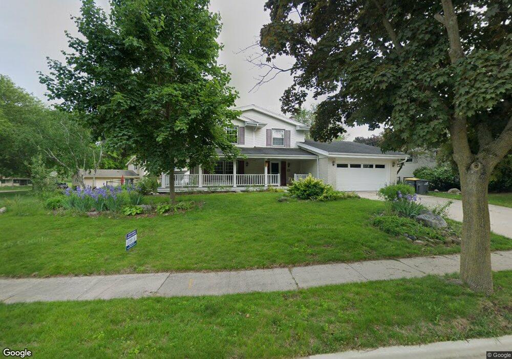 1977 Sunnyside Dr, Waukesha, WI 53186 - photo 1