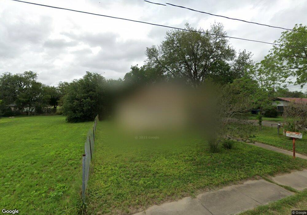 1200 W Hutchinson St, Beeville, TX 78102 - photo 1