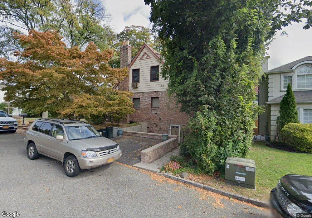 5 Harris Ct, Great Neck, NY 11021 - photo 1