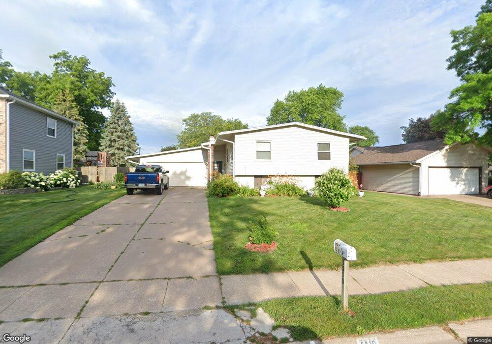5510 Oakbrook Rd, Davenport, IA 52806 - photo 1