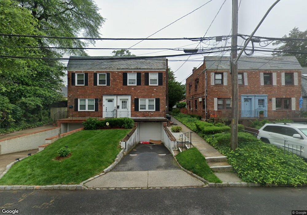 30 Spruce St, Great Neck, NY 11021 - photo 1