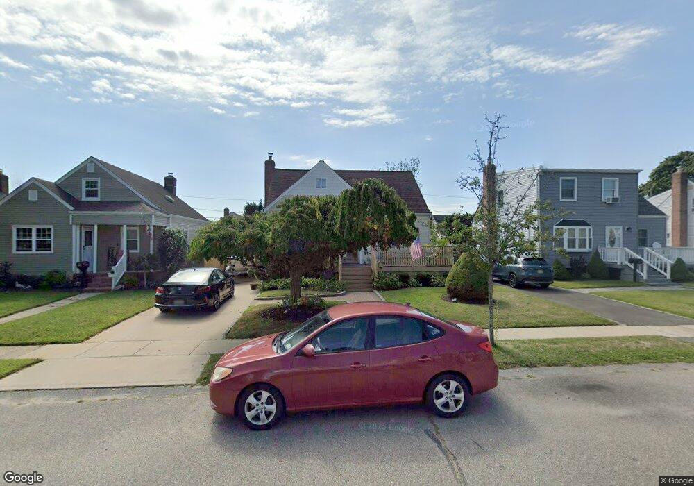 121 Venetian Blvd, Lindenhurst, NY 11757 - photo 1