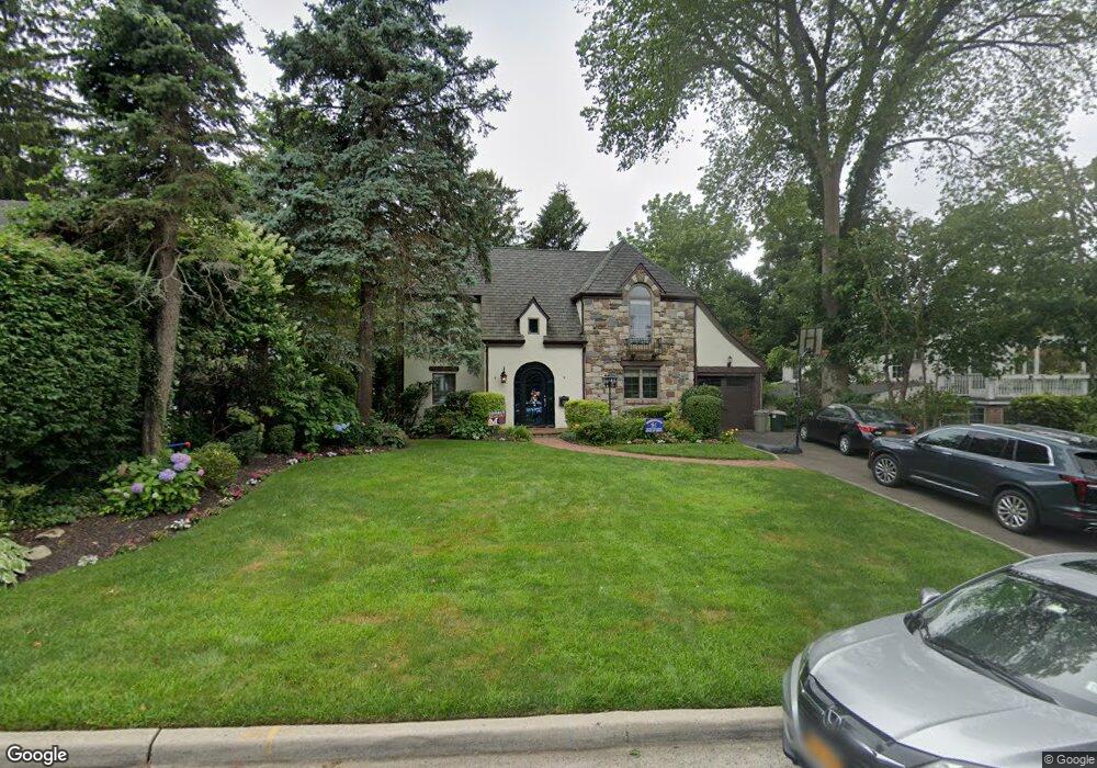 9 Vanderbilt Rd, Manhasset, NY 11030 - photo 1