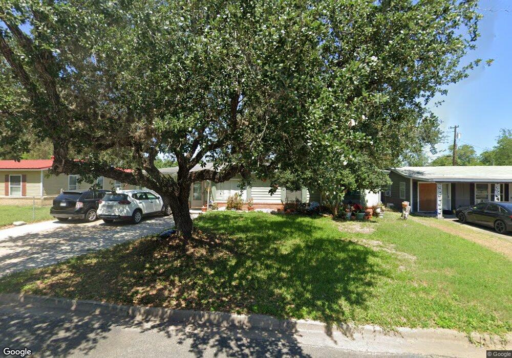 1513 E Bowie St, Beeville, TX 78102 - photo 1