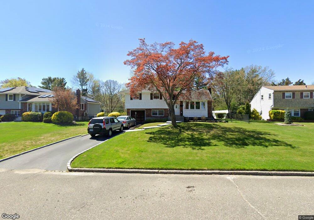8 Crabapple Ln, ComMacK, NY 11725 - photo 1