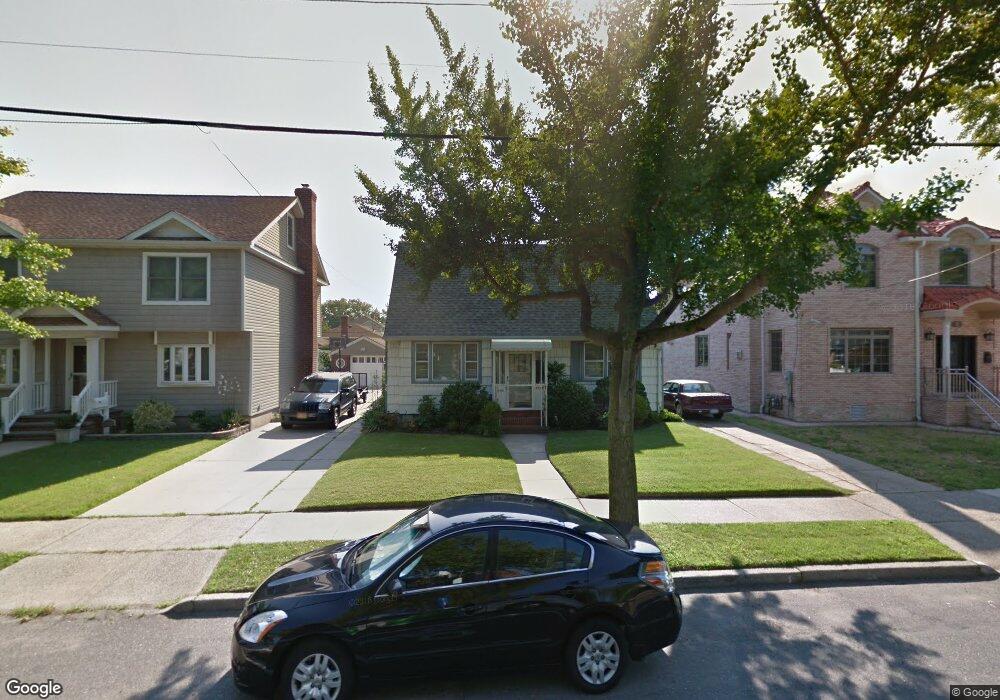 7717 263rd St, Glen Oaks, NY 11004 - photo 1