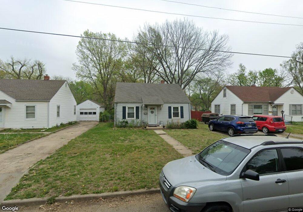 1120 SW Cambridge Ave, Topeka, KS 66604 - photo 1