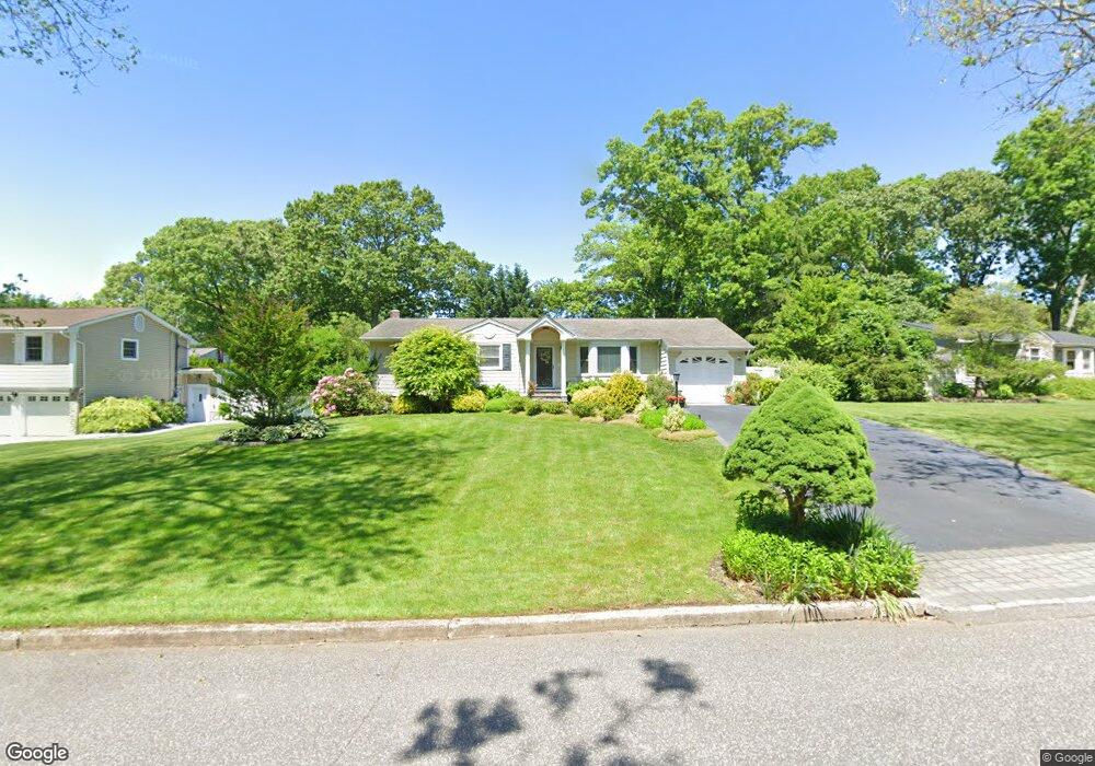 20 Penguin Ln, ComMacK, NY 11725 - photo 1