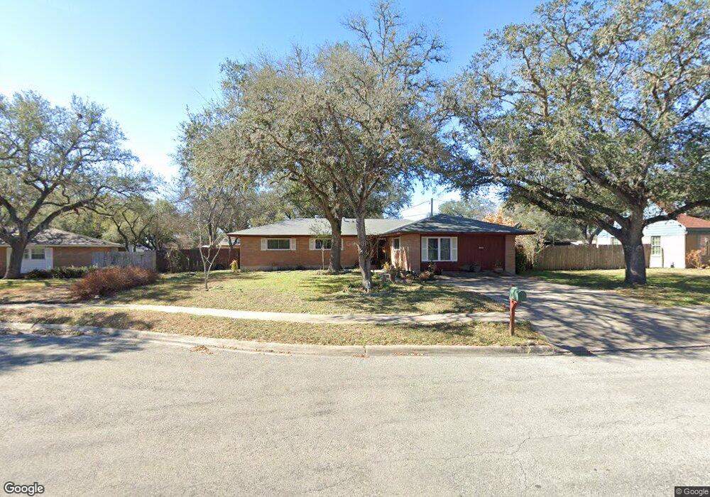 1105 Kingfisher Dr, Beeville, TX 78102 - photo 1