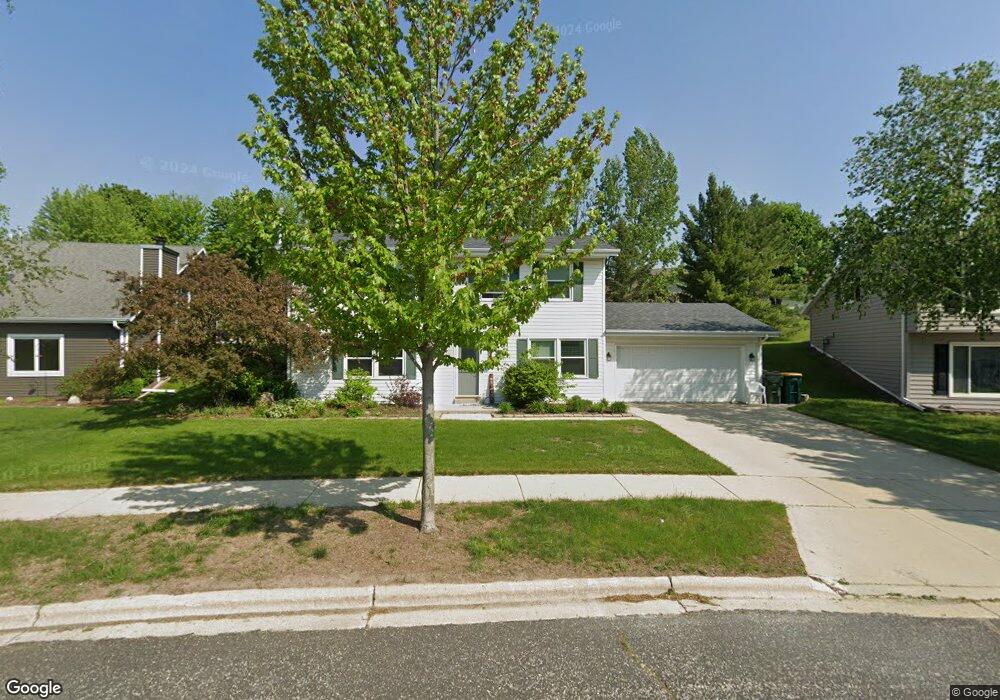 914 Kings Ridge Ct W, West Bend, WI 53090 - photo 1