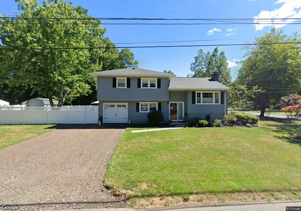 4 Greenbrier Dr, West Hartford, CT 06117 - photo 1