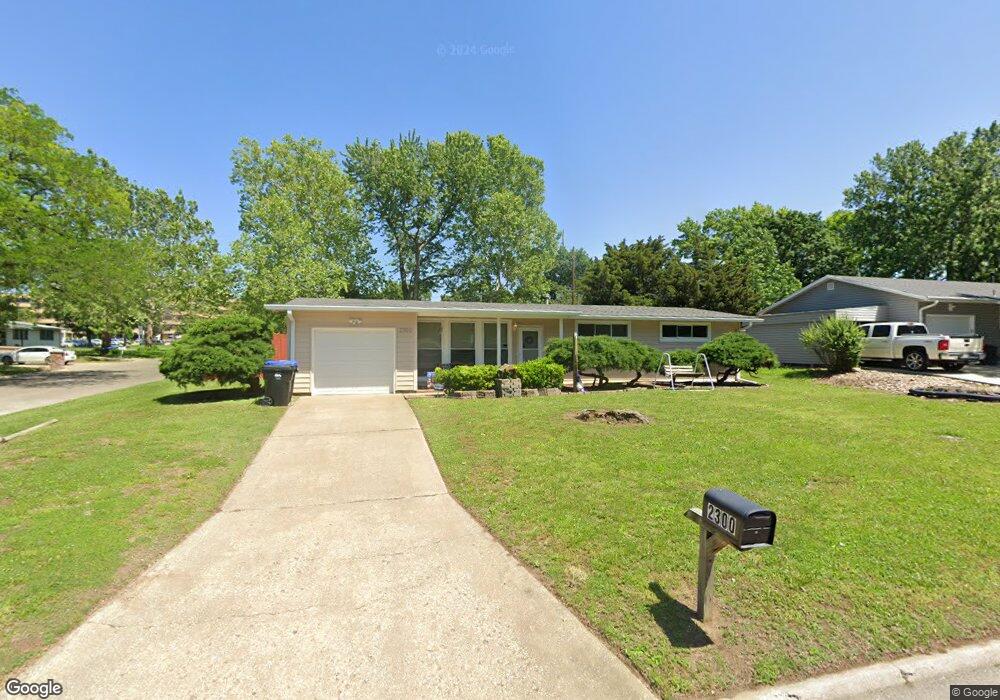 2300 SW Madeline Ln, Topeka, KS 66614 - photo 1