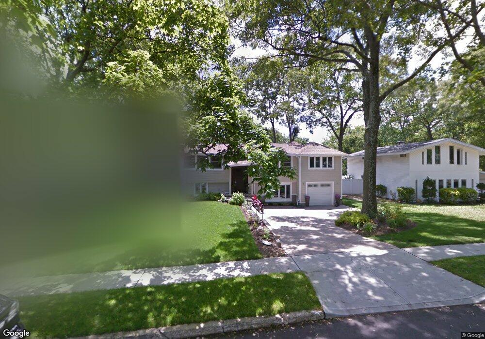 12 Redleaf Ln, ComMacK, NY 11725 - photo 1