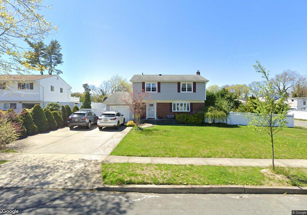 10 Balsam Ln, ComMacK, NY 11725 - photo 1