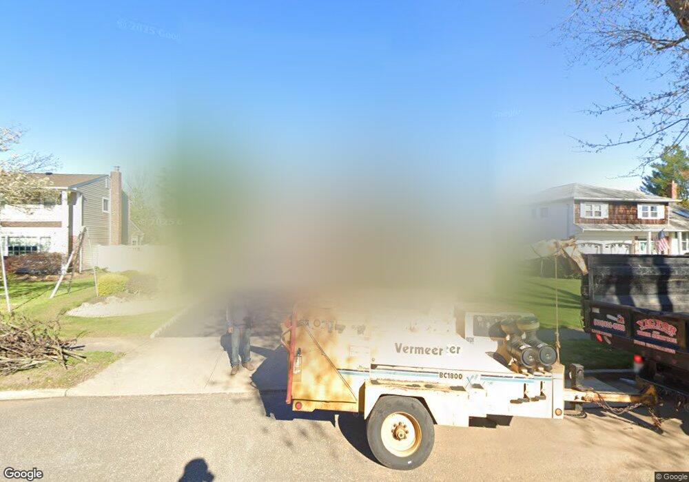 8 Cherokee Ln, ComMacK, NY 11725 - photo 1