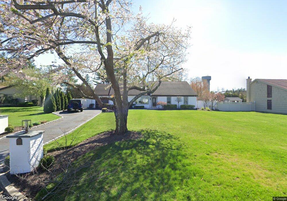 7 Hillview Ct, ComMacK, NY 11725 - photo 1