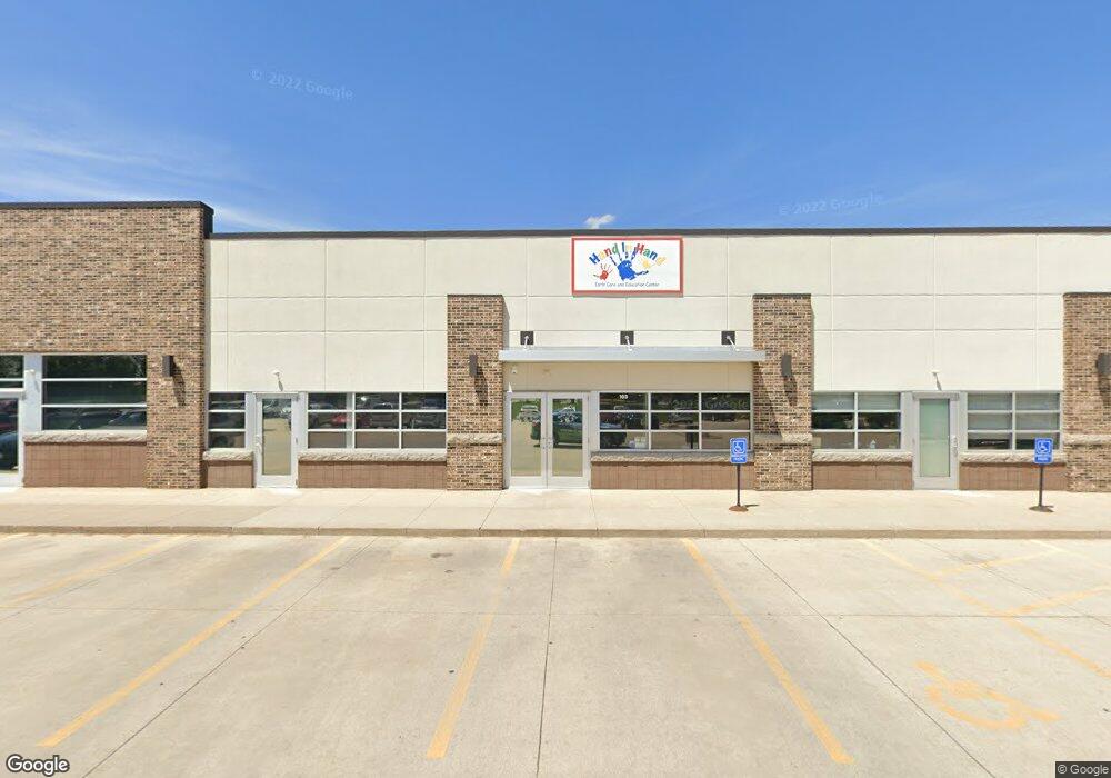 190 Robins Rd, Hiawatha, IA 52233 - photo 1