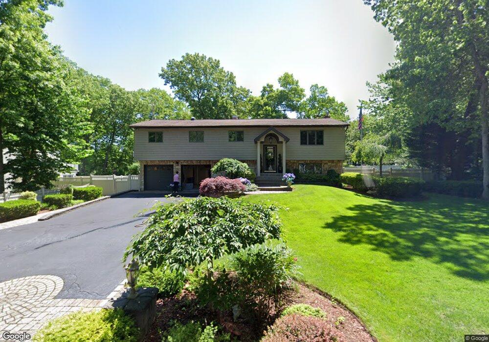 48 Peacock Ln, ComMacK, NY 11725 - photo 1