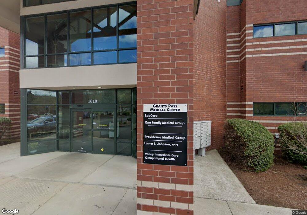 1619 NW Hawthorne Ave, Grants Pass, OR 97526 - photo 1