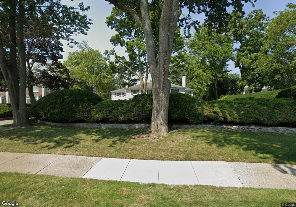 489 Lake Shore Rd, Grosse Pointe Farms, MI 48236 - photo 1