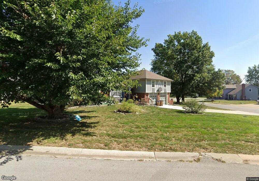 401 N Jefferson St, Raymore, MO 64083 - photo 1