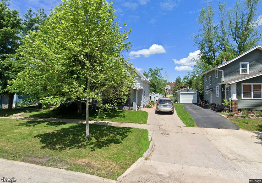 1322 Hinkley Ave NW, Cedar Rapids, IA 52405 - photo 1