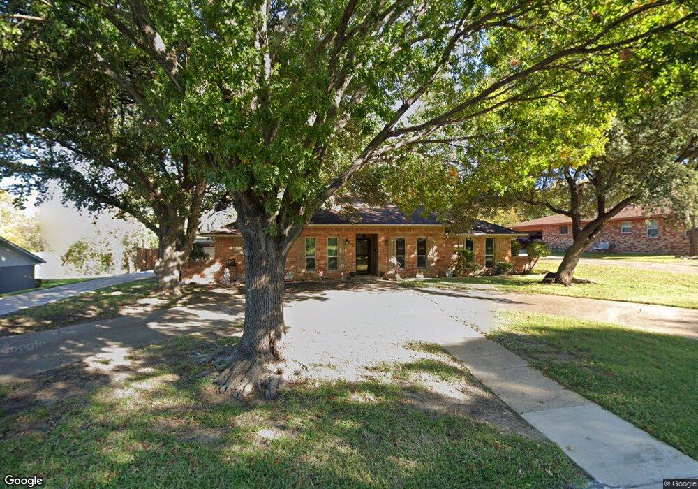 914 Cook Dr, Grand Prairie, TX 75050 - photo 1