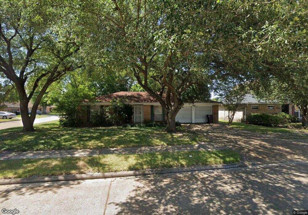 1027 Twin Falls Rd, Houston, TX 77088 - photo 1