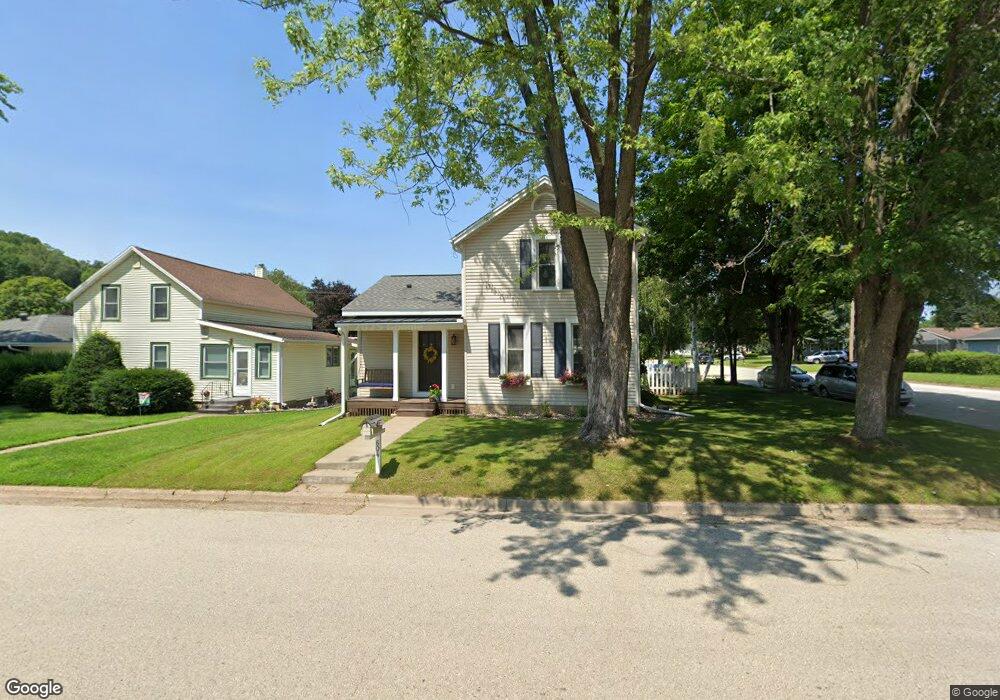 604 S 4th St, La Crescent, MN 55947 - photo 1