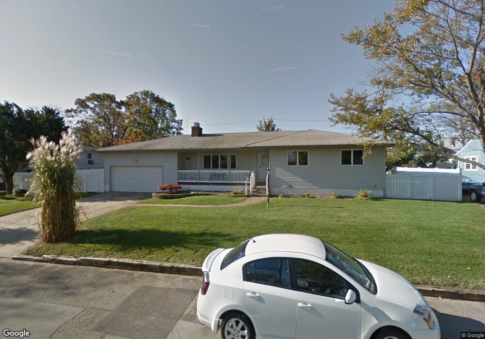 241 Riviera Pkwy, Lindenhurst, NY 11757 - photo 1