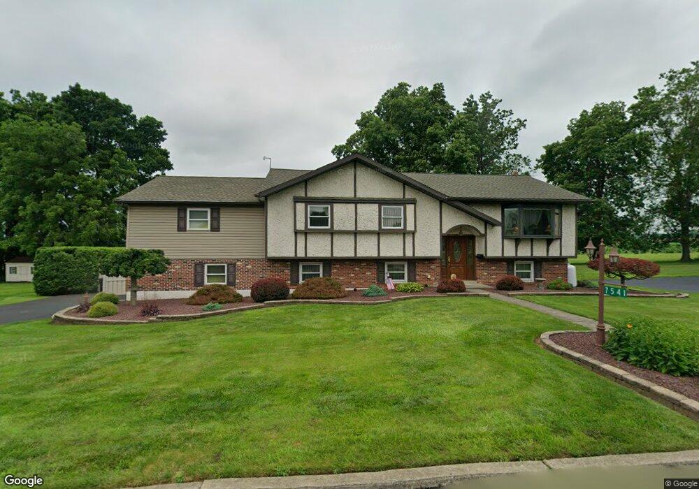 7541 Richard Ln, Bath, PA 18014 - photo 1