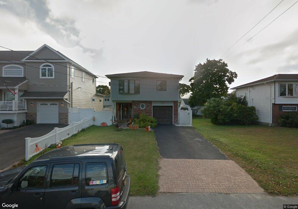 129 W Lake Dr, Lindenhurst, NY 11757 - photo 1