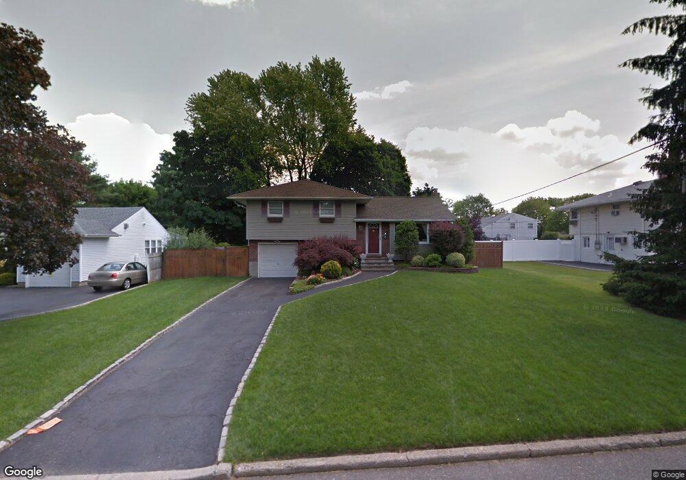 22 Crabapple Ln, ComMacK, NY 11725 - photo 1